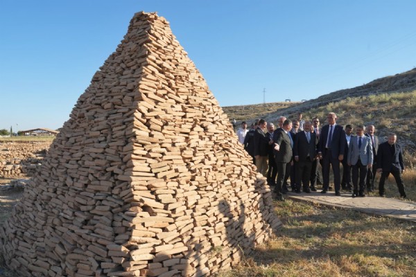 BAKAN ERSOY ADIYAMAN’DA! DEPREMDE HASAR GÖREN CAMİ, MESCİT VE TÜRBE YENİDEN HAYAT BULDU